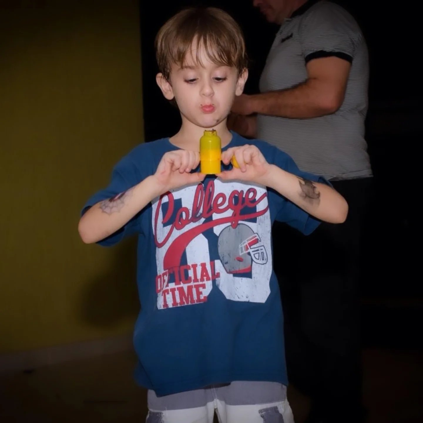 Pedro quando criança em um momento de brincadeira