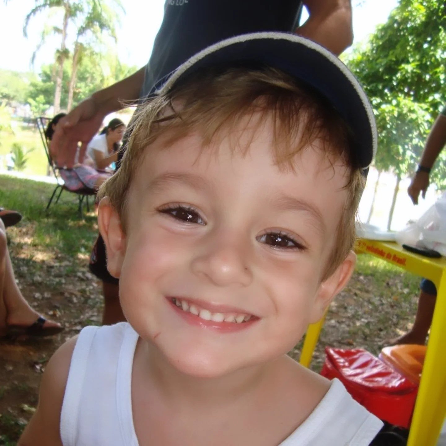 Pedro sorrindo quando criança