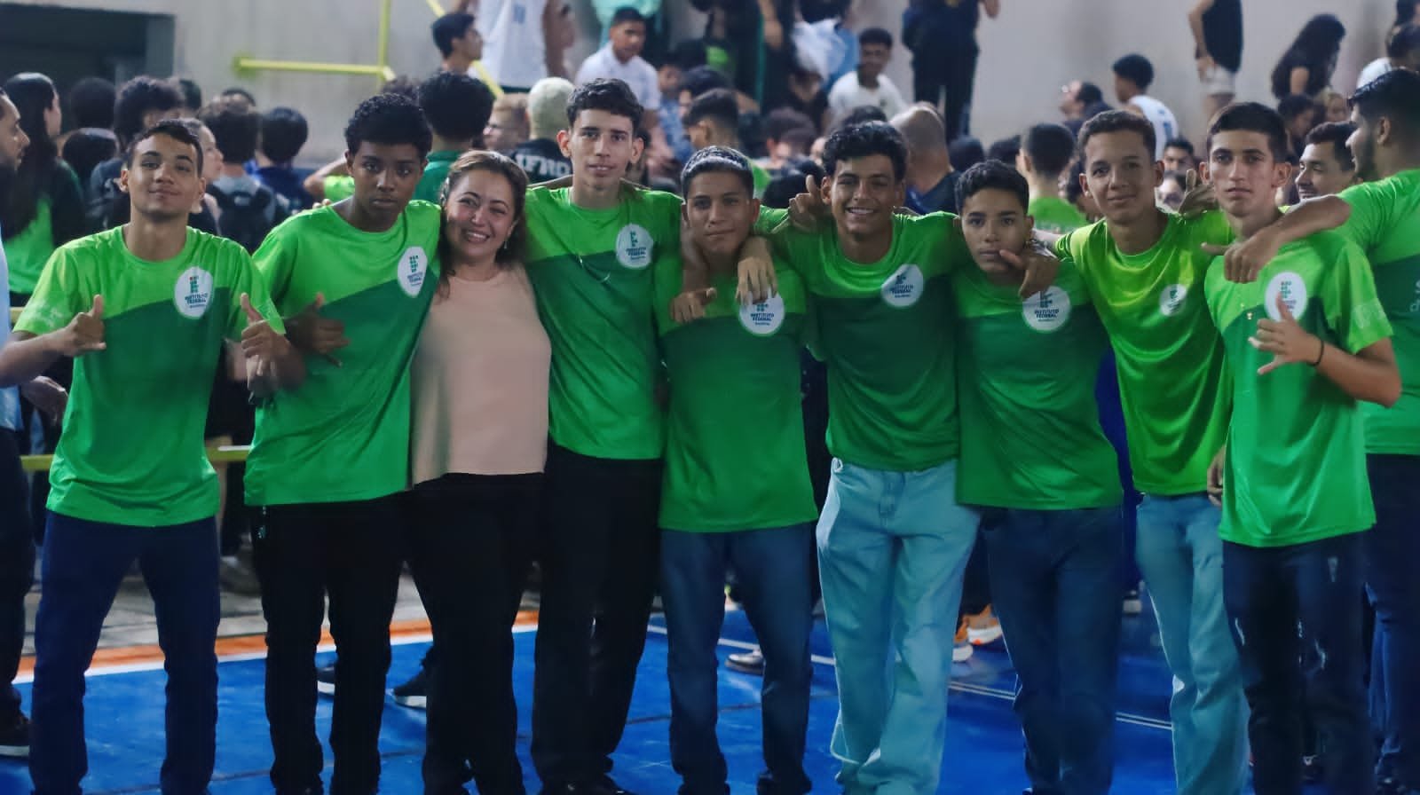 Rhuan com amigos e colegas em um momento de amizade