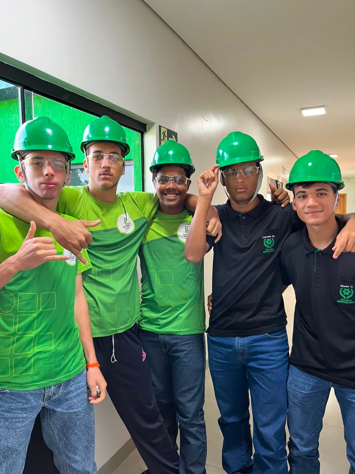 Rhuan com amigos em um momento de amizade